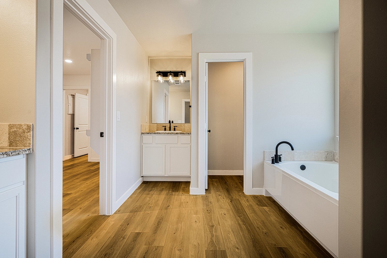 1700kpMaster Bathroom