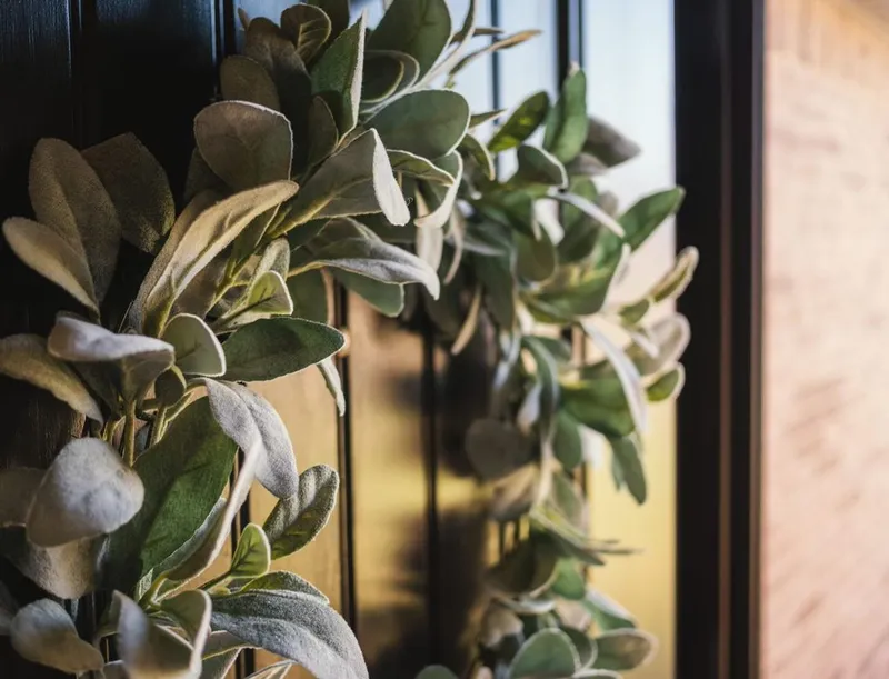 Photo of a wreath on the front door of a Betenbough home.