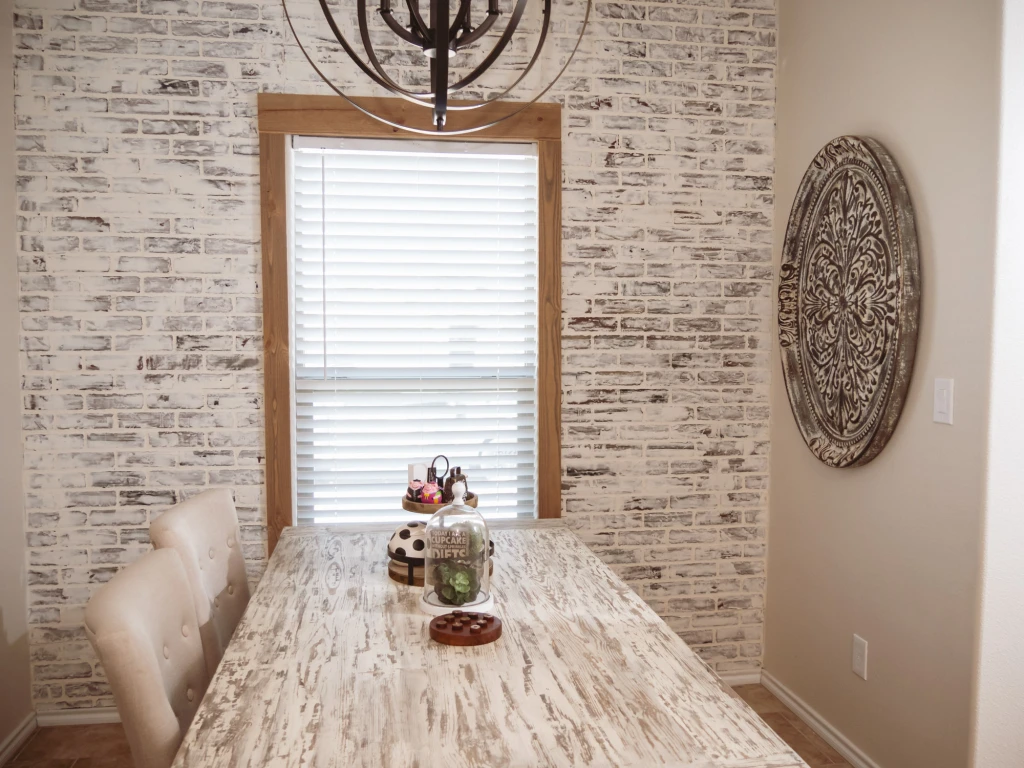 Photo of a German-schmeared wall with a decorated table.