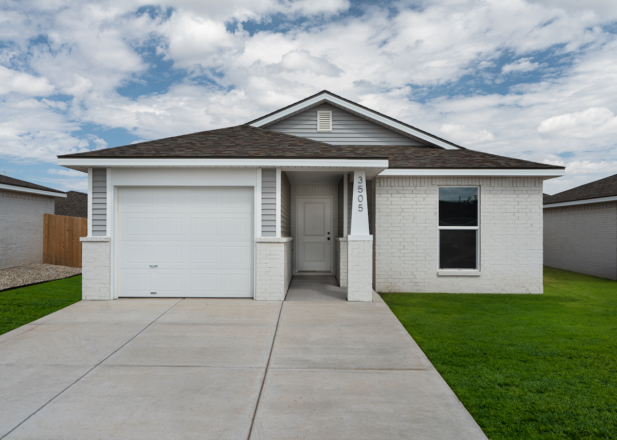 Photo of Betenbough Homes Paisley floor plan with cedar columns and large front entryway.